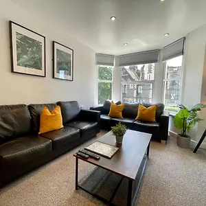 8 Person, 4 Bedroom Light, Warm & Modern , Cardiff United Kingdom